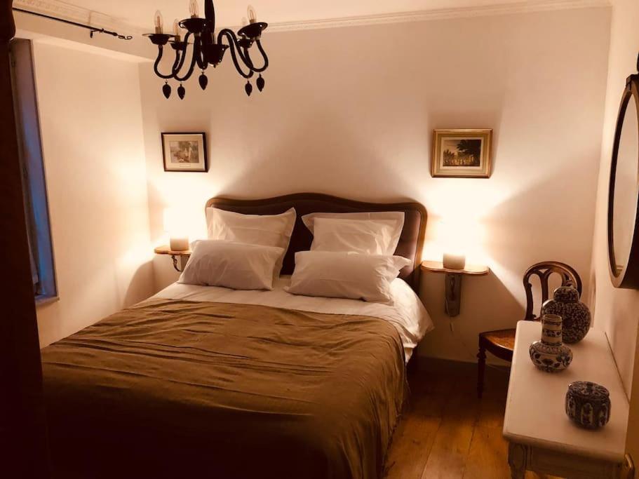 Le "Pied A Terre" - Appartement Plein Centre Avec Parking Prive Bourges Exterior foto